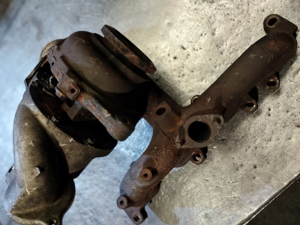 Turbosprężarka z kolektorem wydechowym przed regeneracją — nagar i korozja