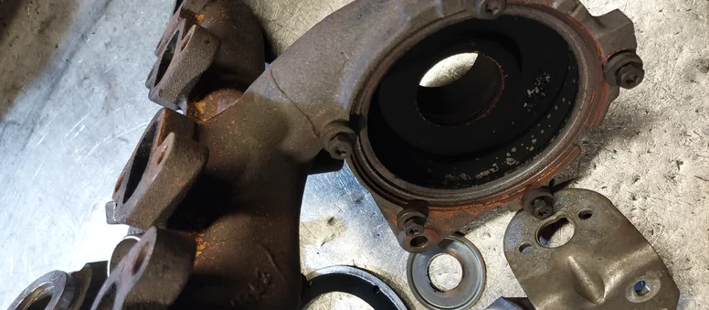 Rozłożona turbosprężarka przed czyszczeniem