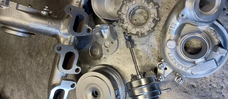 Oczyszczone podzespoły turbosprężarki podczas weryfikacji